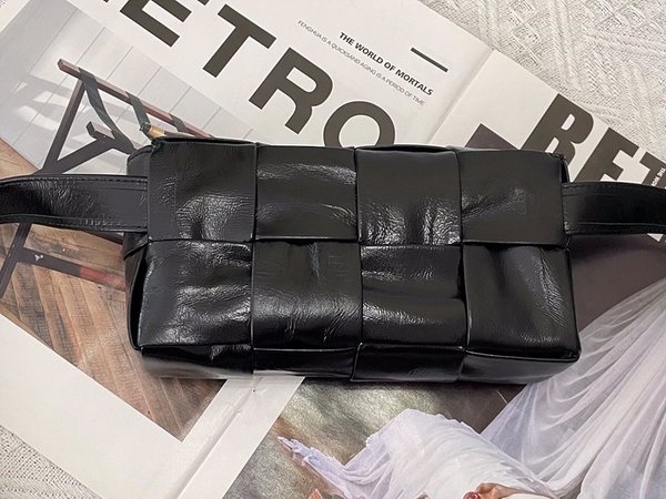 보테가베네타 카세트 벨트백 [매장가 281만원대]