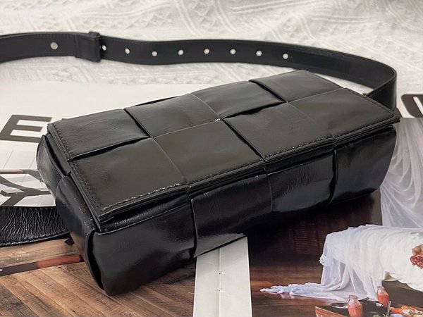 보테가베네타 카세트 벨트백 [매장가 281만원대]