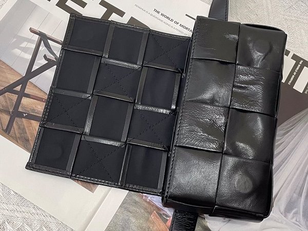 보테가베네타 카세트 벨트백 [매장가 281만원대]