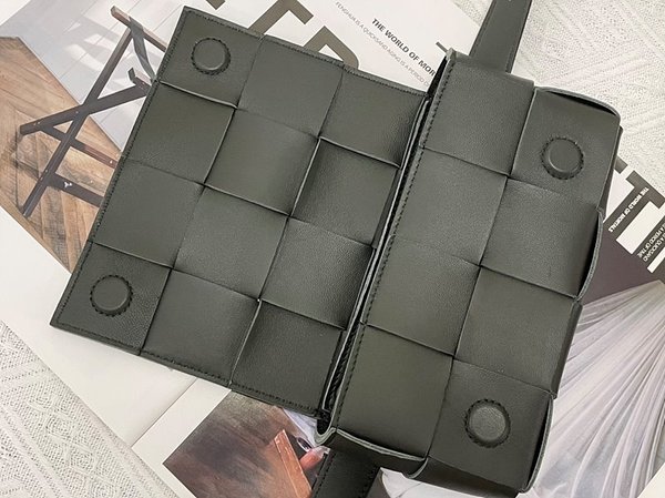 보테가베네타 카세트 벨트백 [매장가 281만원대]