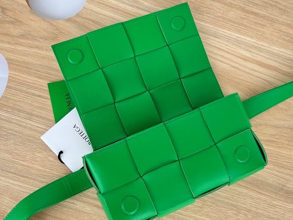 보테가베네타 카세트 벨트백 [매장가 281만원대]