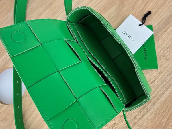 보테가베네타 카세트 벨트백 [매장가 281만원대]