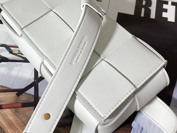 보테가베네타 카세트 벨트백 [매장가 281만원대]