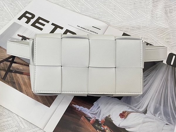 보테가베네타 카세트 벨트백 [매장가 281만원대]