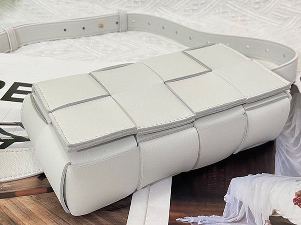 보테가베네타 카세트 벨트백 [매장가 281만원대]