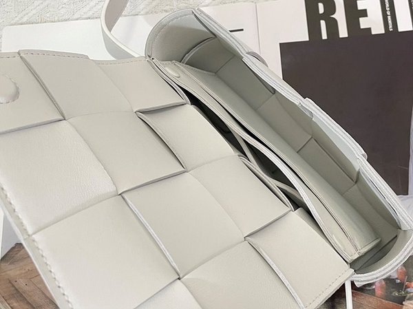 보테가베네타 카세트 벨트백 [매장가 281만원대]