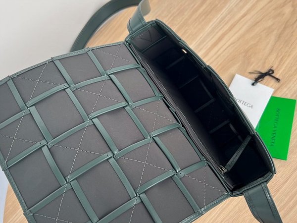 보테가베네타 카세트백 [매장가 364만원대]