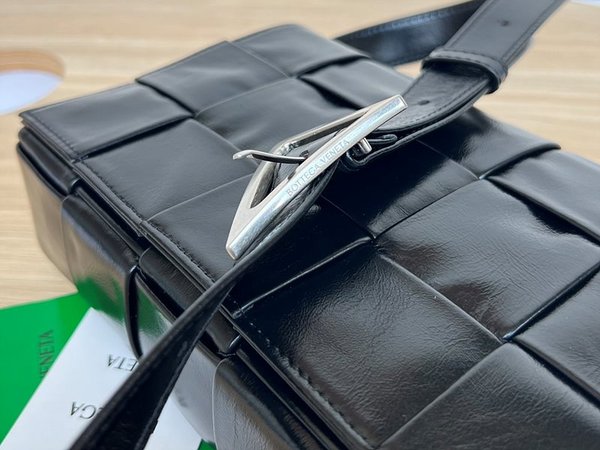 보테가베네타 카세트백 [매장가 364만원대]