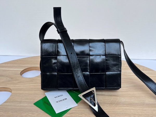 보테가베네타 카세트백 [매장가 364만원대]