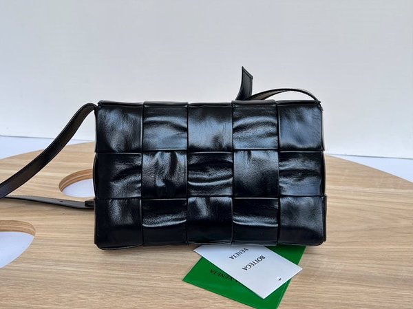 보테가베네타 카세트백 [매장가 364만원대]