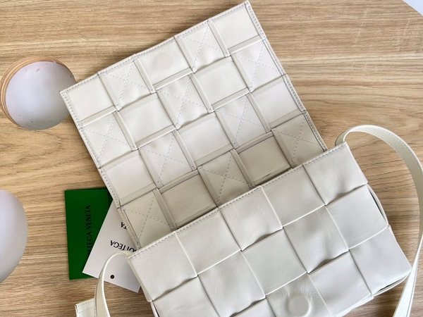 보테가베네타 카세트백 [매장가 364만원대]