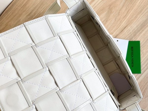 보테가베네타 카세트백 [매장가 364만원대]