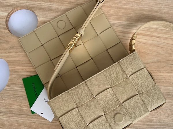 보테가베네타 카세트백 [매장가 399만원대]