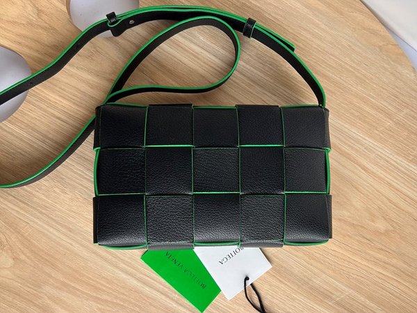 보테가베네타 카세트백 [매장가 364만원대]