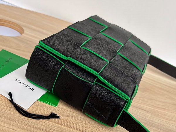 보테가베네타 카세트백 [매장가 364만원대]