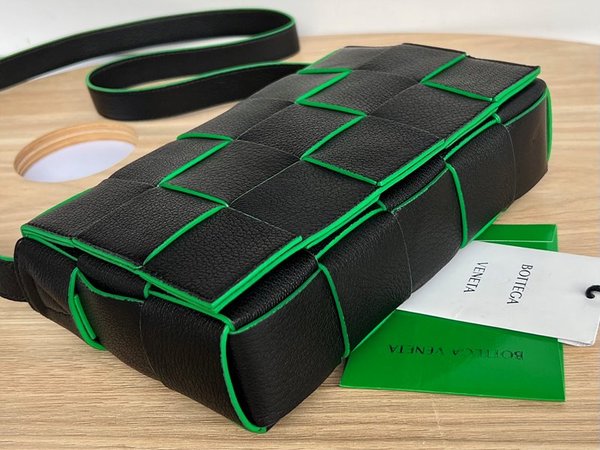 보테가베네타 카세트백 [매장가 364만원대]