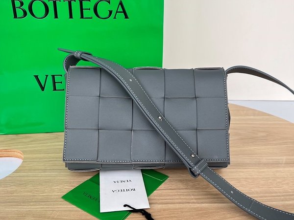 보테가베네타 카세트백 [매장가 364만원대]