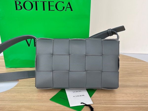 보테가베네타 카세트백 [매장가 364만원대]