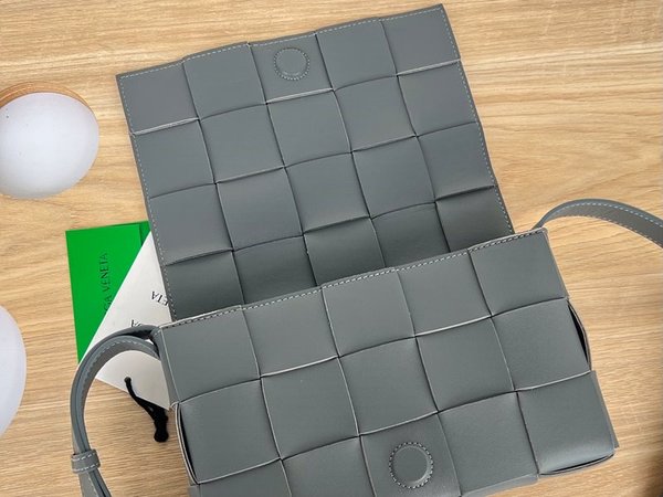 보테가베네타 카세트백 [매장가 364만원대]