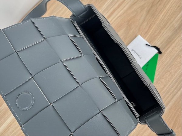 보테가베네타 카세트백 [매장가 364만원대]