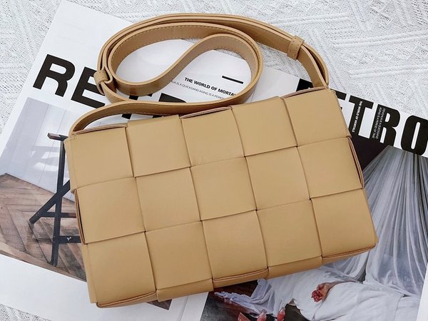 보테가베네타 카세트백 [매장가 364만원대]