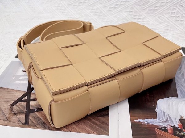 보테가베네타 카세트백 [매장가 364만원대]