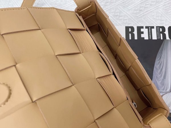 보테가베네타 카세트백 [매장가 364만원대]