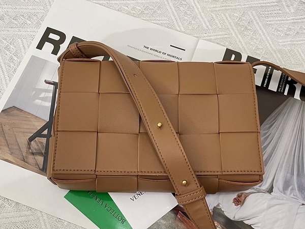 보테가베네타 카세트백 [매장가 364만원대]