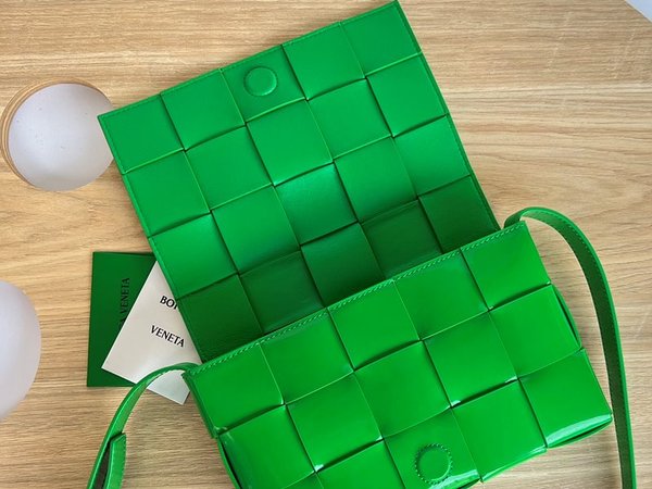 보테가베네타 카세트백 [매장가 364만원대]