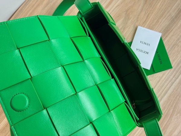 보테가베네타 카세트백 [매장가 364만원대]