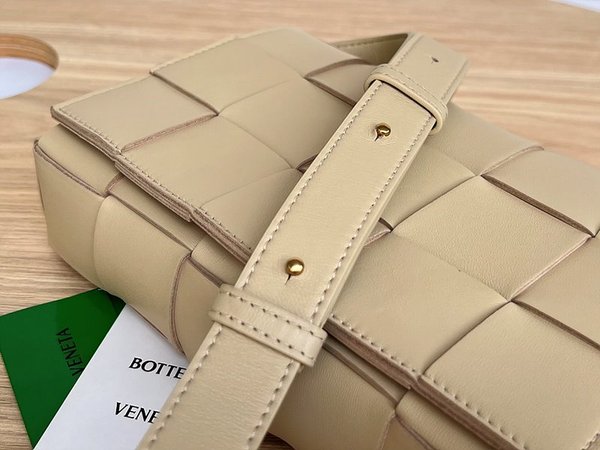 보테가베네타 카세트백 [매장가 364만원대]