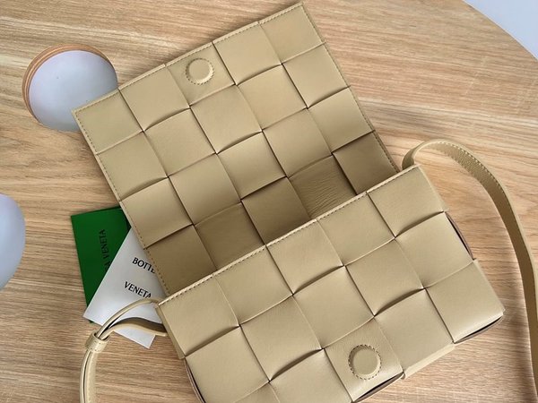 보테가베네타 카세트백 [매장가 364만원대]