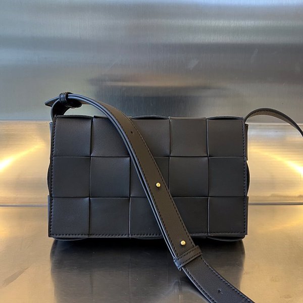 보테가베네타 카세트백 [매장가 364만원대]