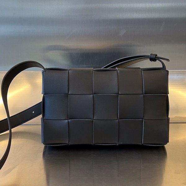 보테가베네타 카세트백 [매장가 364만원대]