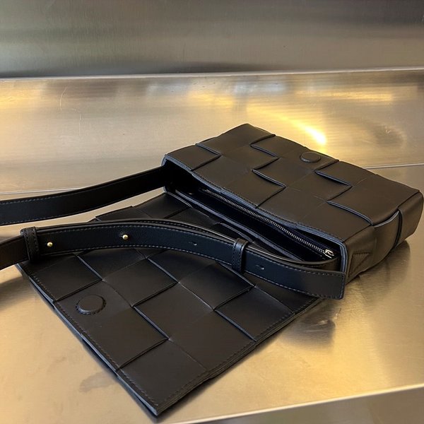 보테가베네타 카세트백 [매장가 364만원대]