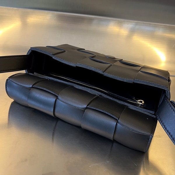 보테가베네타 카세트백 [매장가 364만원대]