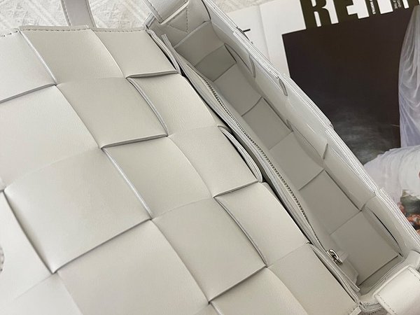 보테가베네타 카세트백 [매장가 364만원대]