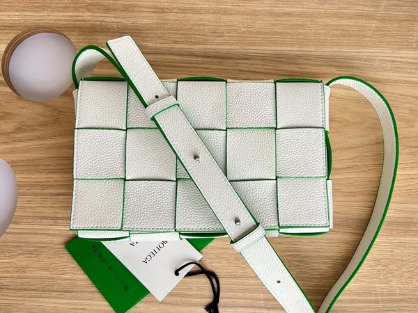 보테가베네타 카세트백 [매장가 364만원대]