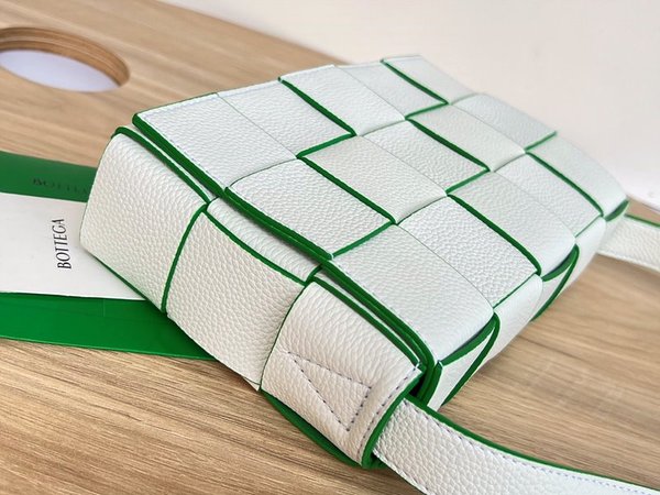 보테가베네타 카세트백 [매장가 364만원대]