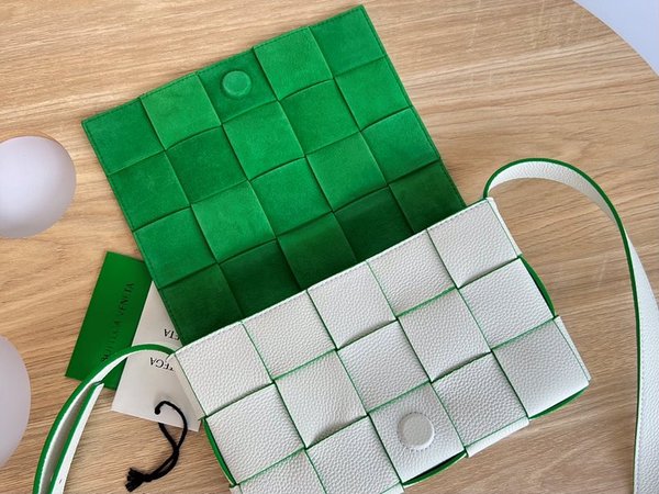 보테가베네타 카세트백 [매장가 364만원대]