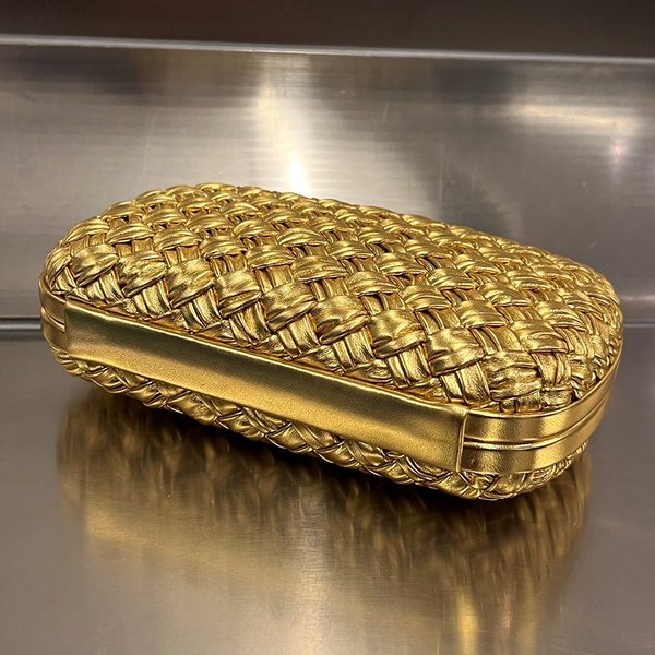 보테가베네타 스트랩 놋 클러치 [매장가 500만원대]