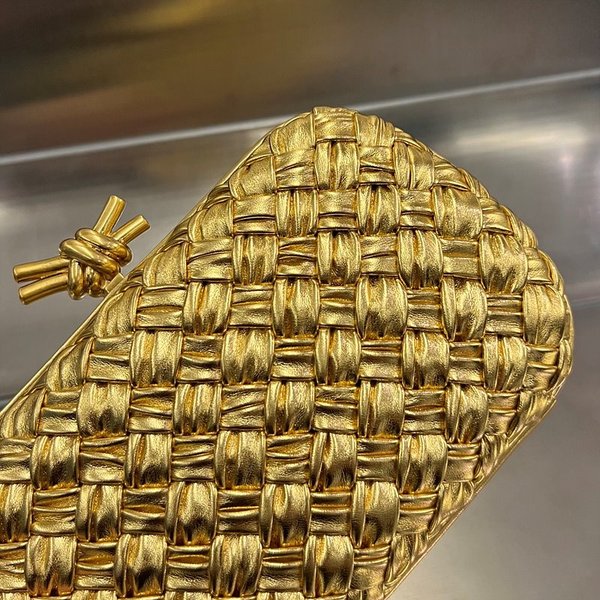 보테가베네타 스트랩 놋 클러치 [매장가 500만원대]