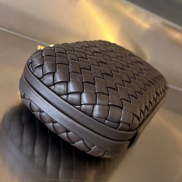 보테가베네타 스트랩 놋 클러치 [매장가 500만원대]