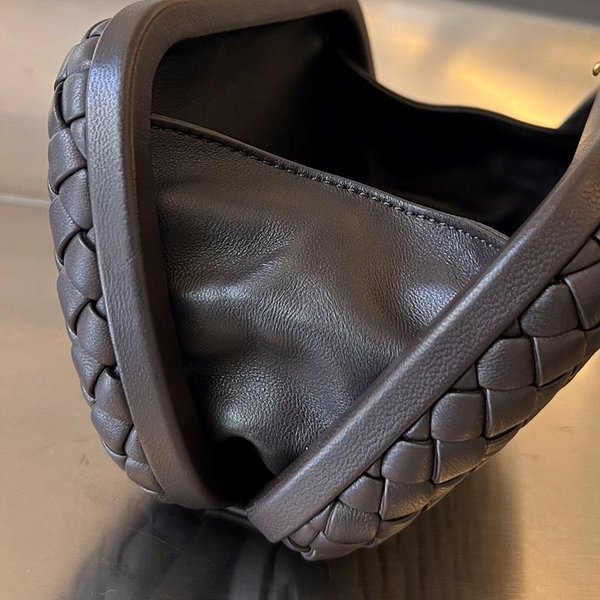 보테가베네타 스트랩 놋 클러치 [매장가 500만원대]