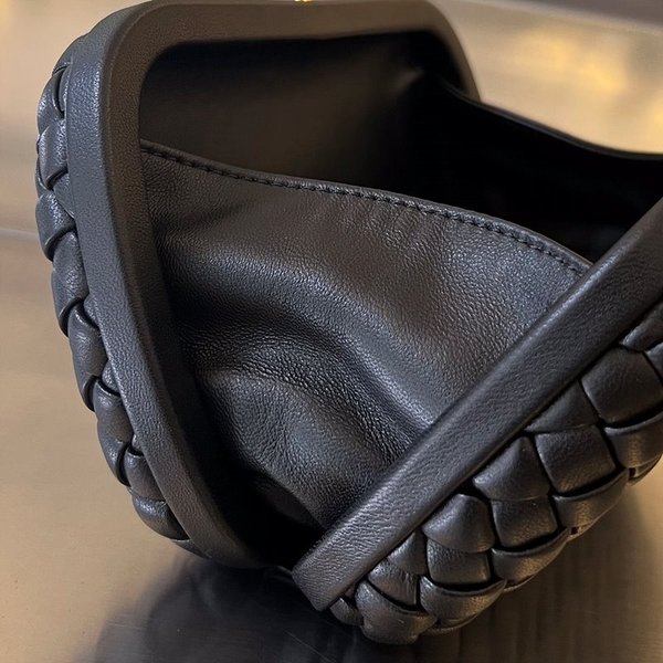 보테가베네타 스트랩 놋 클러치 [매장가 500만원대]