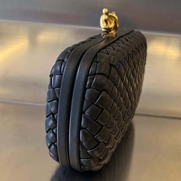 보테가베네타 스트랩 놋 클러치 [매장가 500만원대]