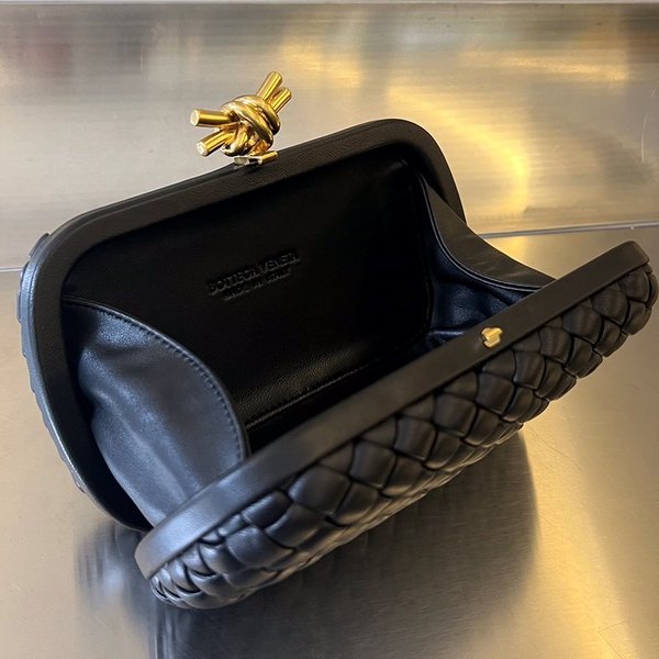 보테가베네타 스트랩 놋 클러치 [매장가 500만원대]