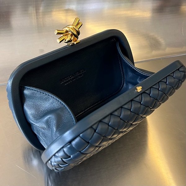 보테가베네타 스트랩 놋 클러치 [매장가 500만원대]