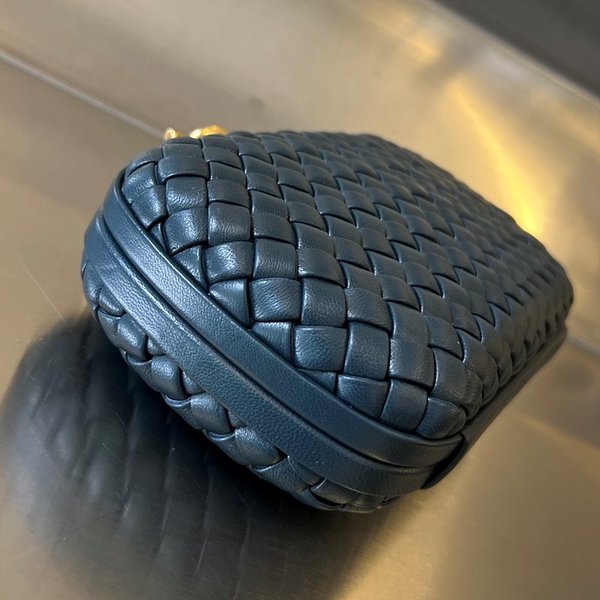 보테가베네타 스트랩 놋 클러치 [매장가 500만원대]