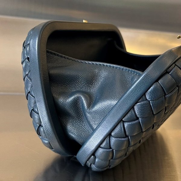 보테가베네타 스트랩 놋 클러치 [매장가 500만원대]